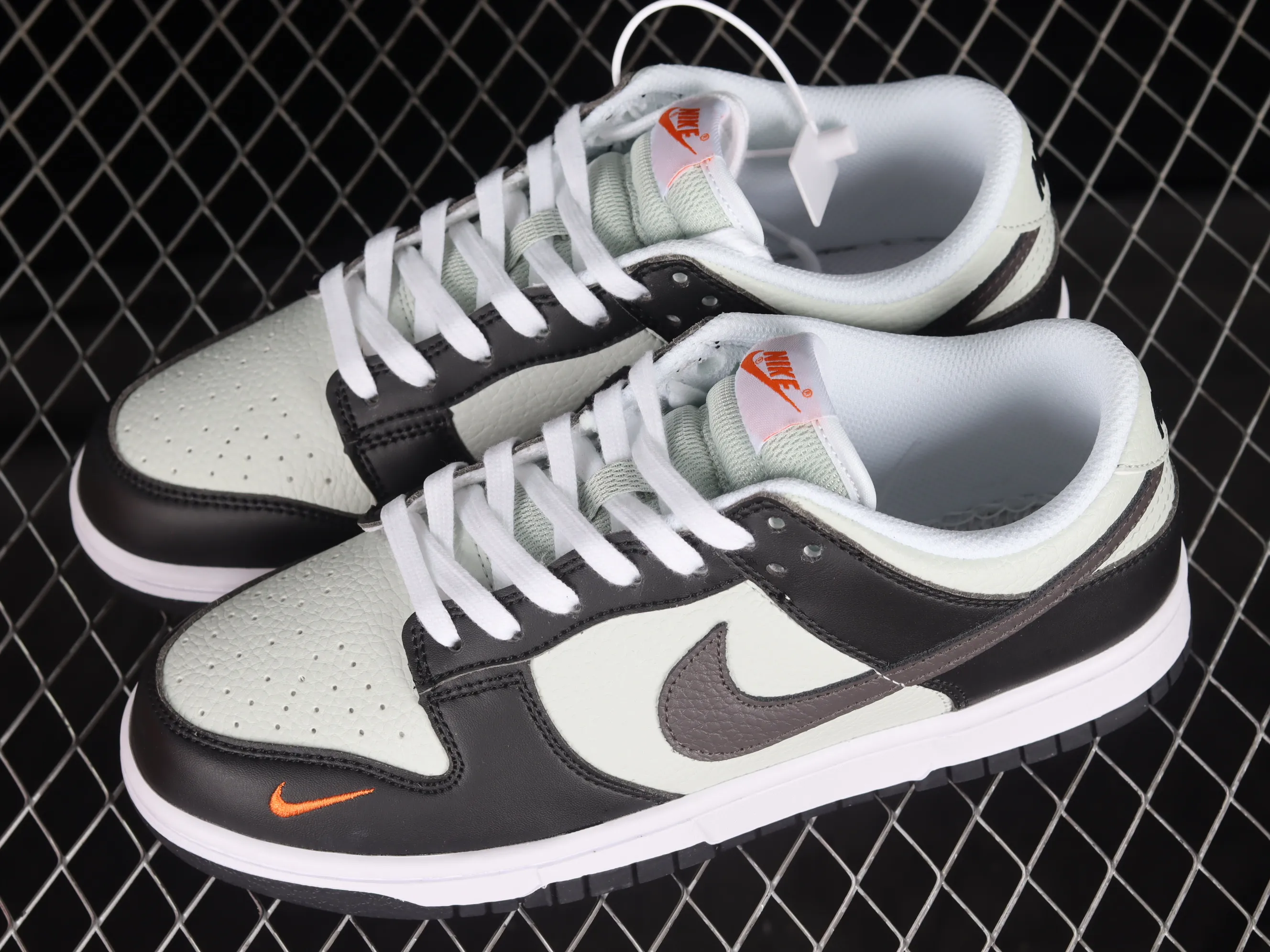 All Categories Nk SB Dunk Series Nk SB Dunk Low Low-top sneakers Cost-effective version Nk Dunk Low "Mini Orange Swoosh" SB low-top sports and leisure sneakers FN7808-001